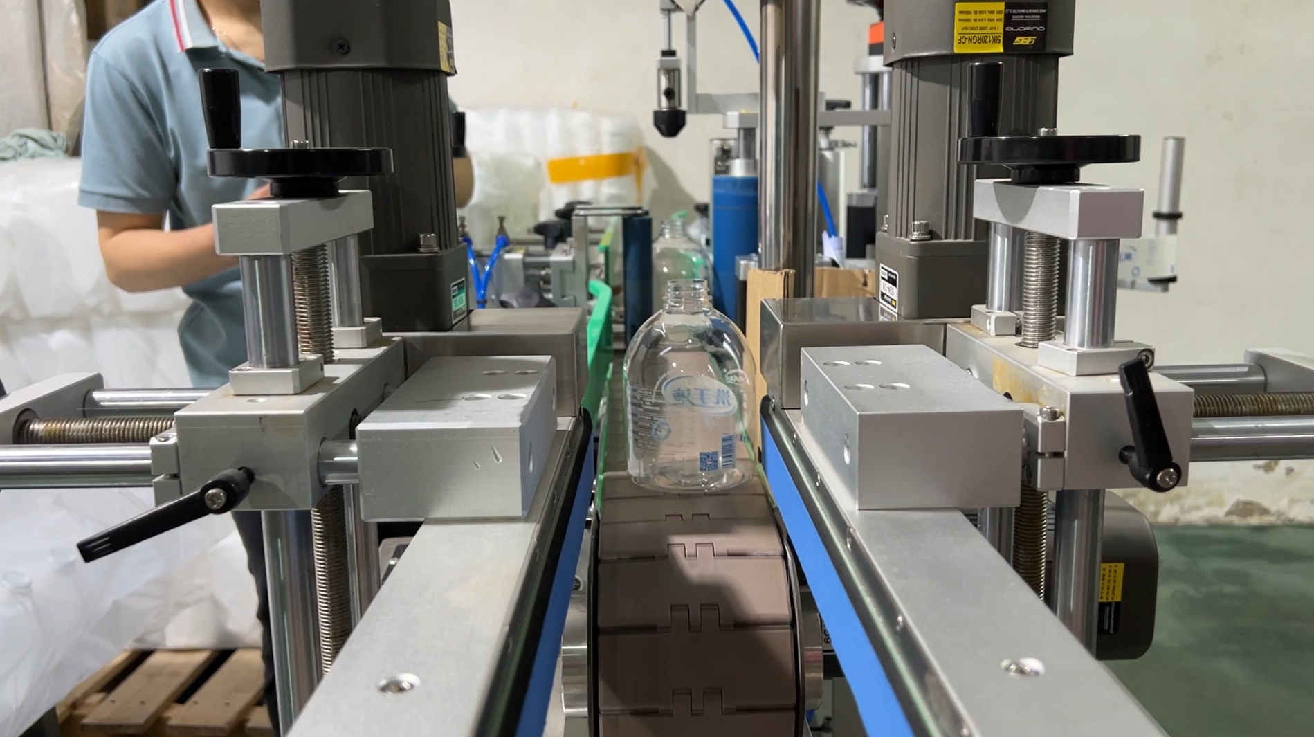 視頻丨洗手液自動(dòng)化貼標(biāo)